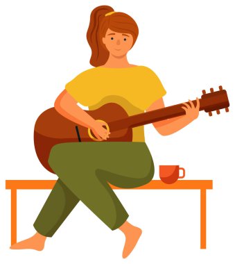 Kadın bankta oturmuş gitar çalıyor. Müzisyen beyaz arka planda izole edildi