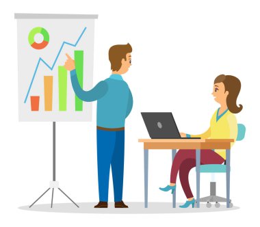 Güvertedeki grafiklere bakan kadın dizüstü bilgisayarla masada oturuyor, adam grafik analizi yapıyor.