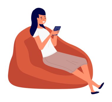 Cep telefonuna bakan genç bir kız sosyal ağları kontrol ediyor beyaz koltukta tek başına oturuyor.