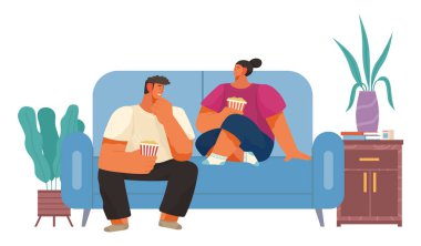 Kanepede oturan ve patlamış mısır yiyen çift. Erkek ve kadın birlikte kanepede dinleniyorlar.