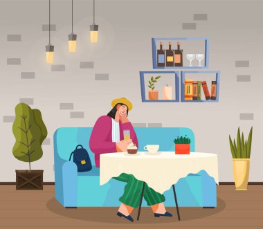 Şapkalı şık kız meyve suyu içiyor, kek yiyor kafeteryadaki yumuşak koltukta dinleniyor.