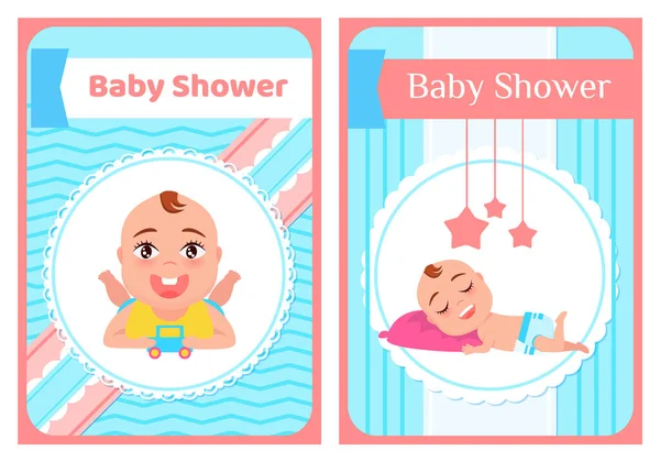 Baby-Dusche-Grußkarte mit Babys Junge oder Mädchen spielt mit Spielzeug und schläft auf einem Kissen — Stockvektor
