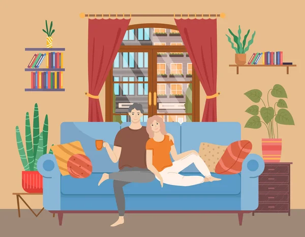 Casal sentado no sofá abraçando e bebendo chá. Homem e mulher juntos relaxando no sofá — Vetor de Stock