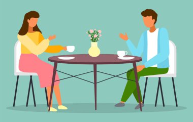 İki arkadaş öğle ya da akşam yemeğinde masada oturuyor, iki erkek ve bir kız konuşuyor, iletişim kuruyor.