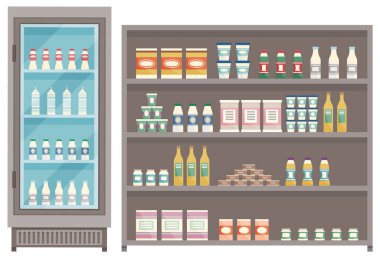 Markette bakkaliyeli bir gösteri. Süt ürünlerini soğutmak için buzdolabı. Renkli şişeler ve kutular