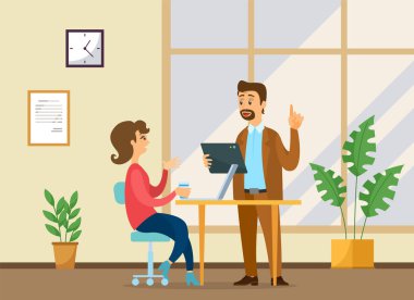 Şaşırmış kadın ve bir erkek patron konuşuyor, iletişim kuruyor, ünlüler ofiste dizüstü bilgisayarlarıyla oturuyor.