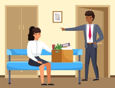 İşten çıkarma konsepti. Katı bir patron çalışanı işten çıkarır. Mutsuz kız kutuda eşyalarla ofisten çıkıyor.