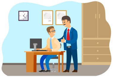 Patron, iş yerinde bilgisayarla emir veriyor. Erkek ofis çalışanları birbirleriyle konuşuyor.