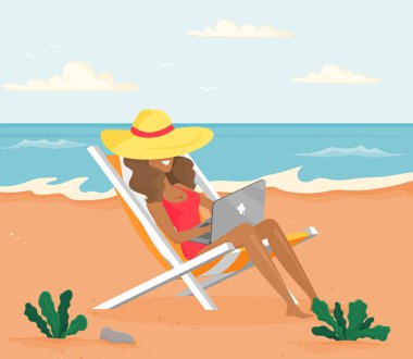 Otelde serbest çalışan ve bronzlaşan bir kadın. Meşgul kız güneşlenip dizüstü bilgisayarla çalışıyor.