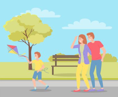 Mutlu aile babaları ve oğlu uçurtmalı şehir parkında yaz zamanı birlikte yürüyorlar.