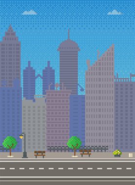 Şehir merkezindeki gökdelen siluetleriyle. Gökyüzünün arka planında alçak binalar