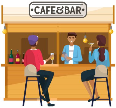 Kahve içip sokak kafesinde yemek yemek. Arkadaş toplantısı. Şehirde kalabalık bir açık hava restoranı ya da bar