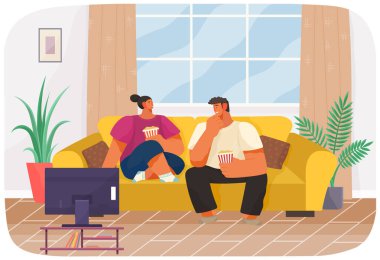 Kanepede oturup film izleyen ve birlikte patlamış mısır yiyen çift. İnsanlar birlikte rahatlıyor.