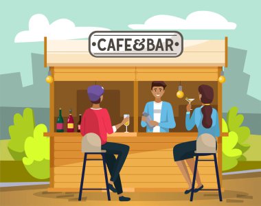 Kahve içip sokak kafesinde yemek yemek. Arkadaş toplantısı. Şehirde kalabalık bir açık hava restoranı ya da bar