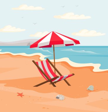 Turistler için dinlenme yeri olan deniz manzarası. Boş güneş şezlongları ve şemsiye, okyanusun yakınındaki sıcak kumun üzerinde.