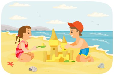 Çocuklar tropik adada kumdan kale yapıyorlar. Çocuklar kumsaldaki tatil köyünde eğleniyorlar.