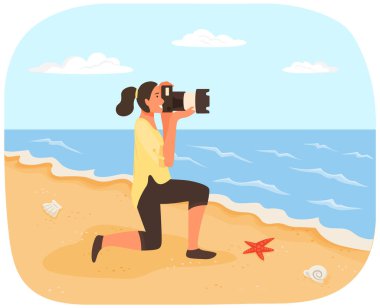 Kameralı kız sahil şeridinde objektiften bakıyor. Fotoğrafçı denizin fotoğraf çekimini yönetiyor.