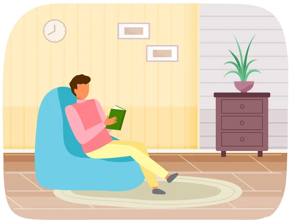 Un hombre con un libro en sus manos pasando tiempo en el apartamento. El personaje masculino está leyendo y descansando — Vector de stock