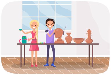 Heykeltraşlar kil ürünler yaratırlar. İnsanlar yaratıcı stüdyoda aletlerle çalışıp heykel yapıyorlar.