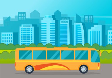 Asfalt bir yolda sarı otobüs sürüşü şehrin yüksek binalarının arka planına karşı