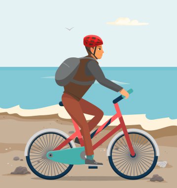 Bisikletli kasklı adam. Sonbaharda kumsalda turist gezintisi yapan erkek karakter.