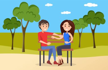 Erkek ve kadın, ara sokakta çıkıyorlar. İnsanlar parkta yürüyor ve birlikte dinleniyorlar.