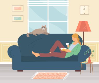Evdeki kanepede çay içip kitap okuyan bir kız. Kedi pencerenin arka planında kanepede yatıyor