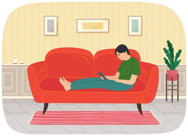 Genç adam tabletle kanepede oturuyor, uzaktan çalışıyor, sosyal medyayı izliyor, internete servis yapıyor. — Stok Vektör