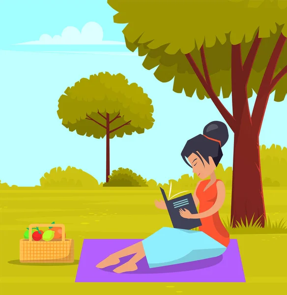 Woman is sitting on grass in summer city park and reading book, resting, enjoying good weather — Vettoriale Stock