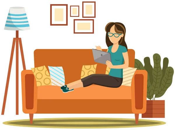 Kobieta leży na kanapie z komputerem. Dziewczyna student odpoczynku i surfingu internet w salonie wnętrza — Wektor stockowy