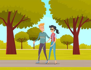 Gülümseyen erkek gönüllü kör kadına yardım ediyor ve destek oluyor, insanlar şehir parkında yürüyor.