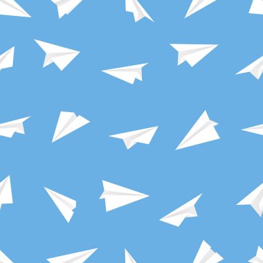 Beyaz uçaklar şablon düzeninde. Mavi zemin üzerinde kağıt uçaklar olan kusursuz bir model.