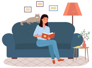 Genç kadın kanepede oturuyor ve kitap okuyor. Evde edebiyatı olan kadın hayvan sahibi.