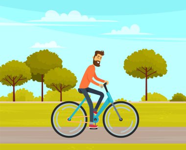 Ormanda kumlu yolda bisiklete binen bir adam. Parkın arka planında bisiklet süren sporcu