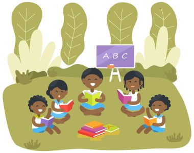 Öğrenciler ABC kitapları okuyor. Afro-Amerikalı çocuklar alfabe öğreniyor, parktaki ders üzerine harfler.