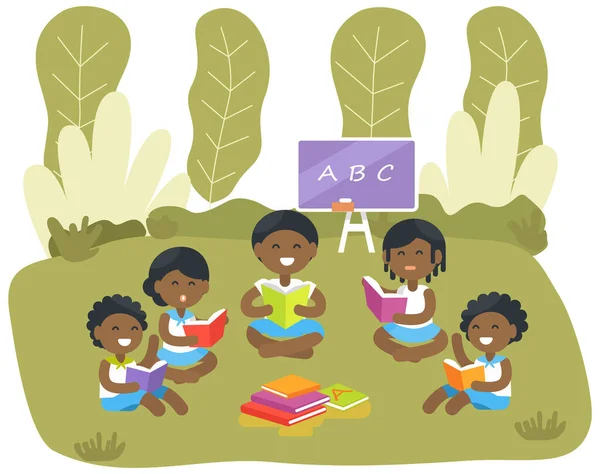Os alunos lêem livros da ABC. Crianças afro-americanas aprendendo alfabeto, letras sobre lição no parque — Vetor de Stock
