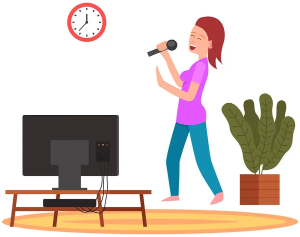 Vrouw met microfoon en zingende muziek in karaoke. Meisje staat met mike naast TV thuis — Stockvector