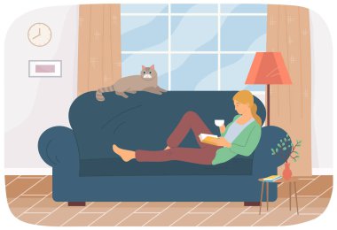 Kız evde oturup kitap okuyor. Kedi sahibi kanepede oturur ve kitap okur. Boş zaman, evde eğlence.