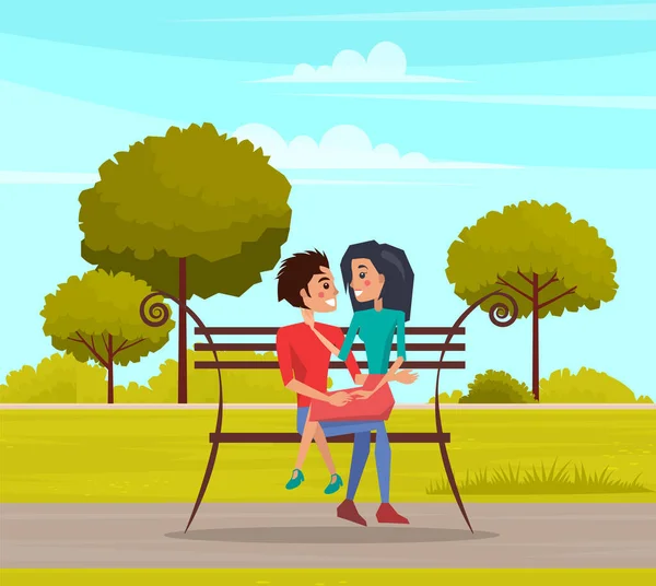 Ζευγάρι σε ρομαντικό ραντεβού σε εξωτερικούς χώρους κάθεται στον πάγκο μαζί. Κορίτσι και άντρας περνούν χρόνο στον κήπο της πόλης. — Διανυσματικό Αρχείο
