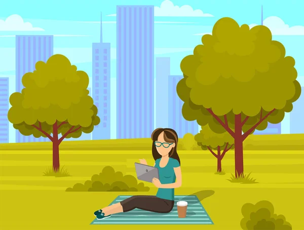 La mujer está sentada en el parque y leyendo el libro electrónico. Chica pasa tiempo al aire libre sosteniendo la tableta PC en las manos — Vector de stock