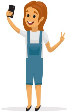 Gülümseyen kız poz veriyor ve selfie çekiyor. Akıllı telefonlu çocuk telefon kamerasında fotoğraflanır