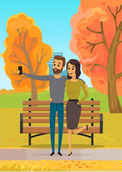 Pareja con smartphone posando para foto conjunta. Las personas con cámara de teléfono móvil se toman selfies juntos — Vector de stock