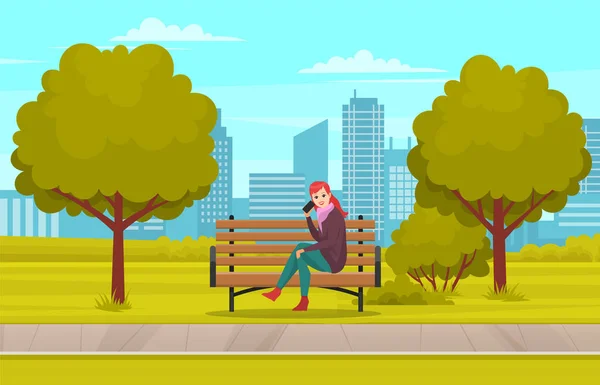 Девушка держит телефон в руках и отдыхает в парке. Молодая женщина сидит и улыбается на скамейке возле деревьев — стоковый вектор