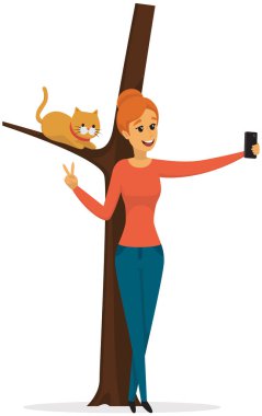 Kız poz veriyor ve ağaçta kediyle selfie çekiyor. Akıllı telefonlu bir kadın kedi yavrusuyla fotoğraflanır.