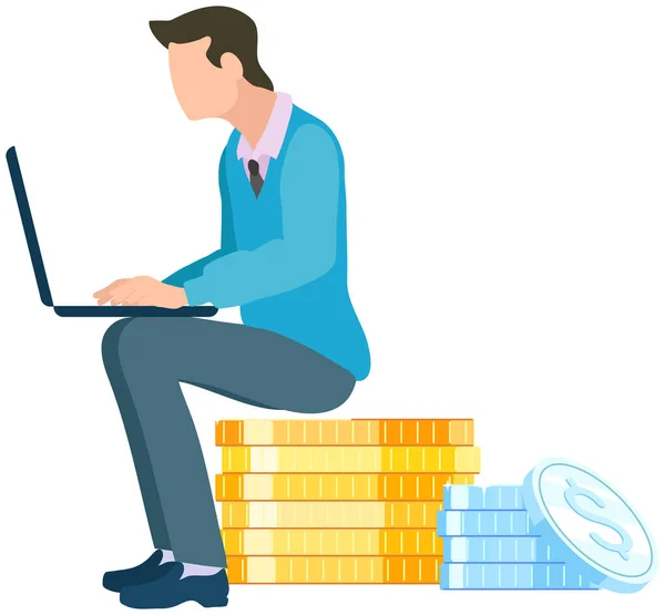 Un hombre ocupado con traje está trabajando en negocios freelance. Hombre empleado sentado en la pila de monedas de oro — Vector de stock