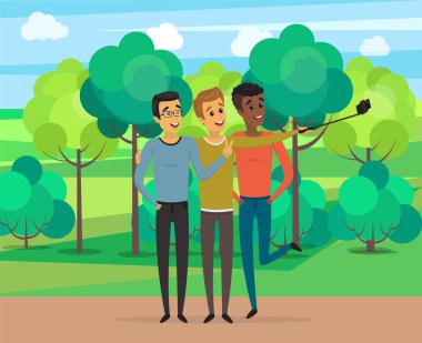 Monopod 'da telefonu olan adamlar ortak fotoğraf için poz veriyorlar. Arkadaşlar akıllı telefonla selfie çekiyorlar.