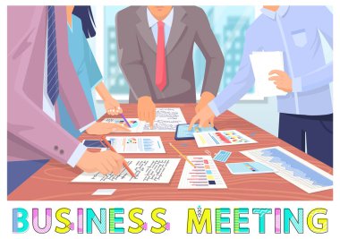 İşadamı raporlar ve istatistiksel verilerle masa başında belge imzalıyor. Ofiste iş toplantısı.