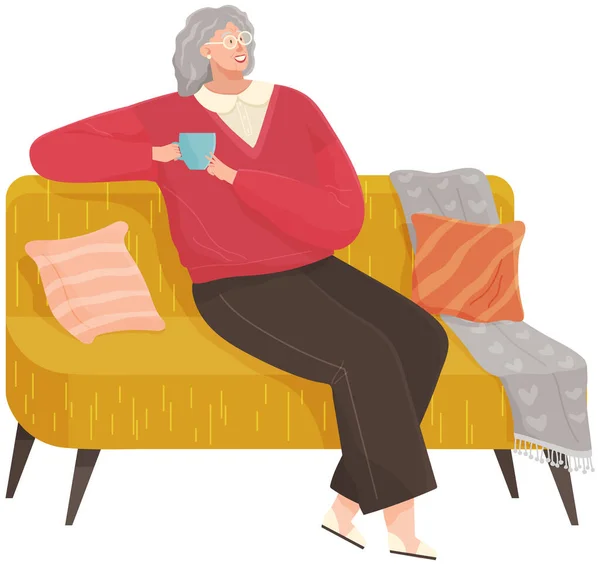 Mulher adulta sentada no sofá em casa bebendo café descansando depois do trabalho, pensando em algo —  Vetores de Stock