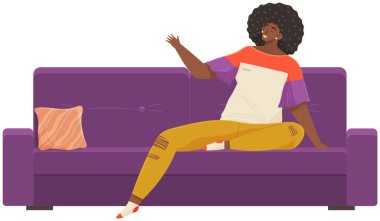 Dairedeki kanepede yatan kadın. Mutlu genç kız rahatlıyor, rüya görüyor. Kanepede dinlen, evde dinlen.