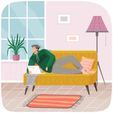 Kanepede bilgisayarla yatan, dizüstü bilgisayarı olan ve internette sörf yapan, yazı yazan bir adam.